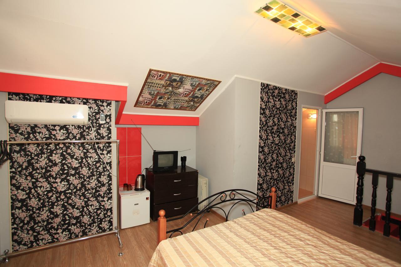 Guest House Esma Sukhumi Exterior photo
