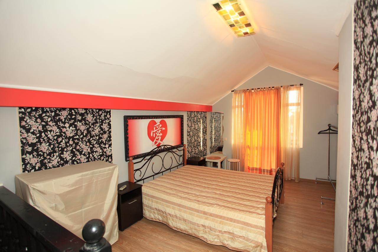 Guest House Esma Sukhumi Exterior photo